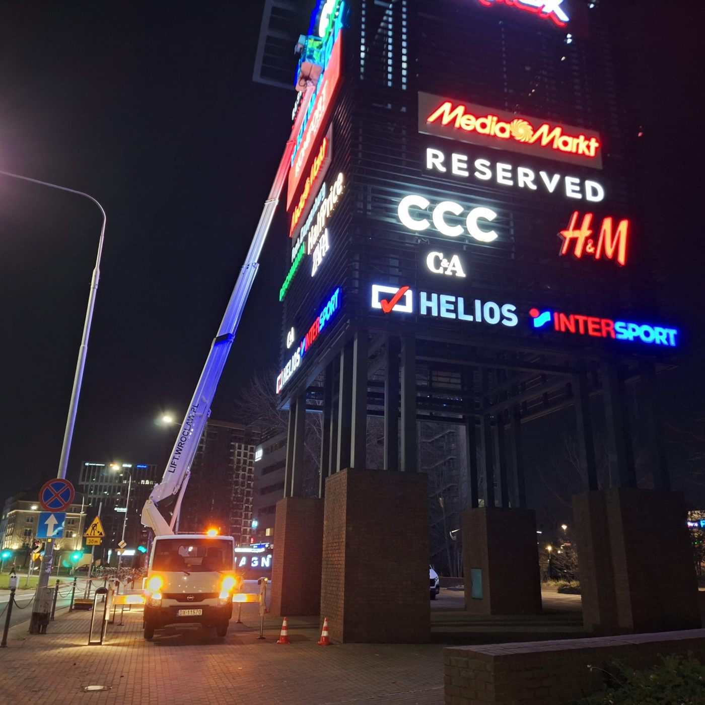 Nocny montaż reklamy przy centrum handlowym Magnolia we Wrocławiu